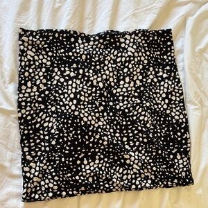 ⭐️ 4 for $20 - Bundle and save!!! ⭐️
H&M Black and White Patterned Pencil Skirt